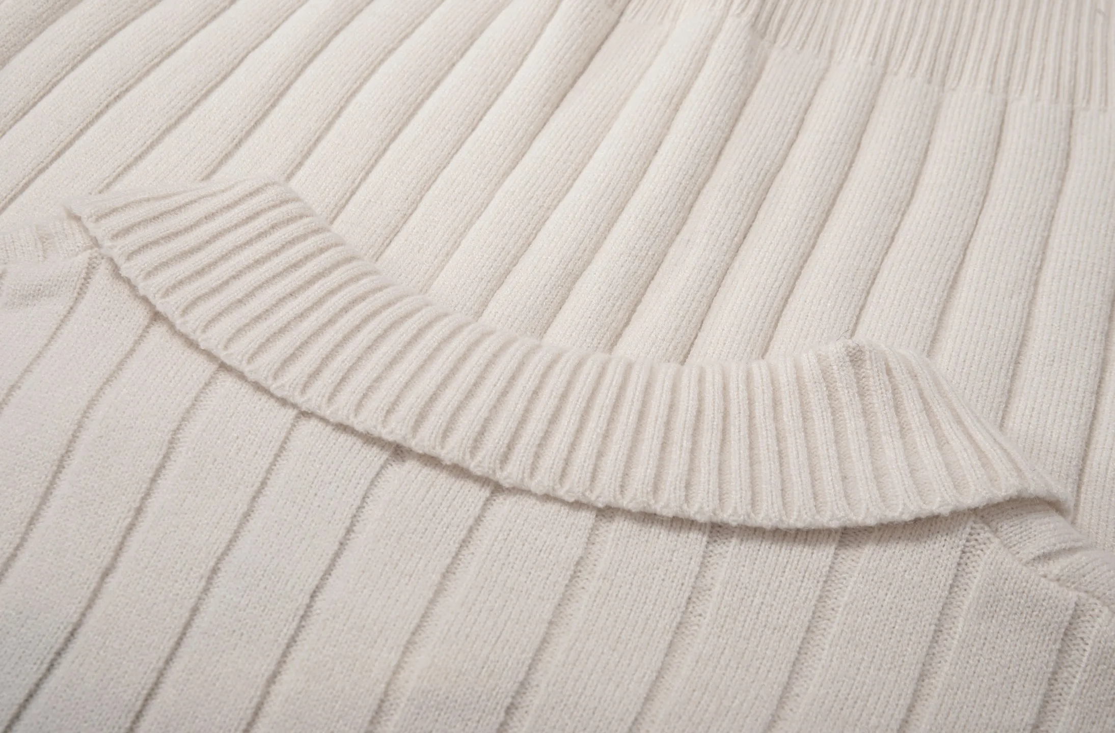 Style No. K 11 B Family Same Style Flat Classic Lapel Knitted Long Sleeves Fabric composition see picture 9 for details Size: M L XL XXL Color: Jade apricot color